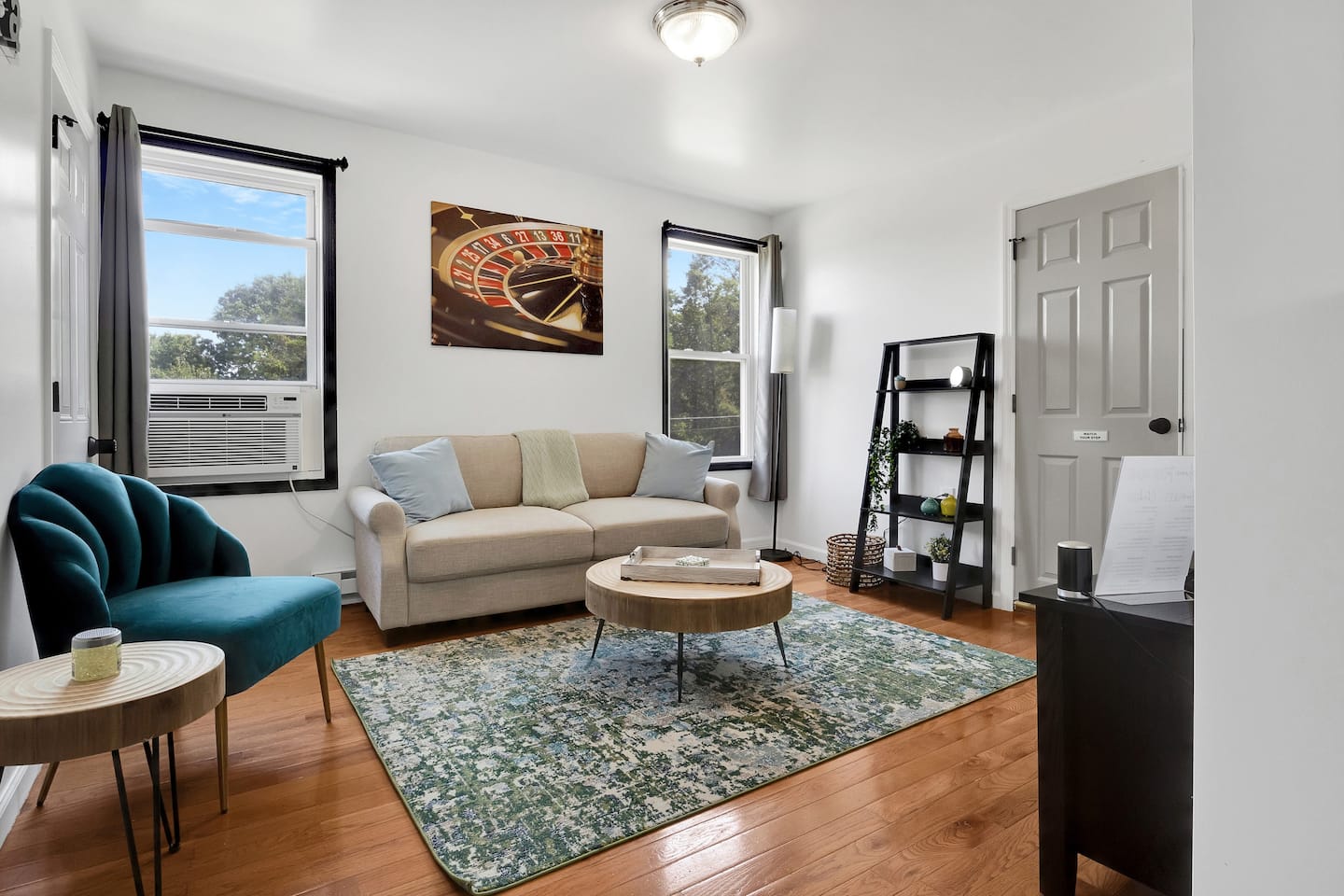 Cozy Living Space And Smart Tv - Serene Stylish Retreat - Norwich, CT