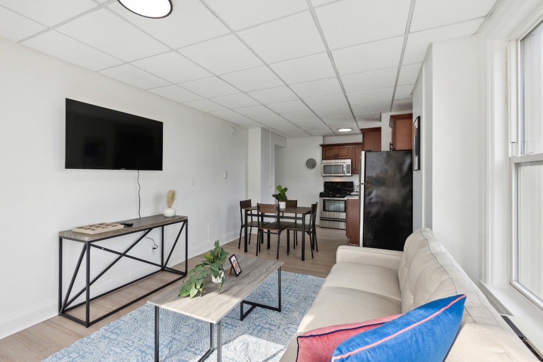 on East, 636- · Unit 111  1/1