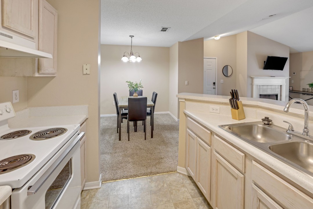 The Avenues of Lakeshore · Unit 427 2/1