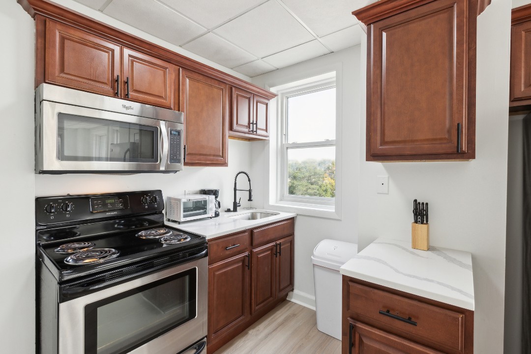 on East, 636- · Unit 111  1/1