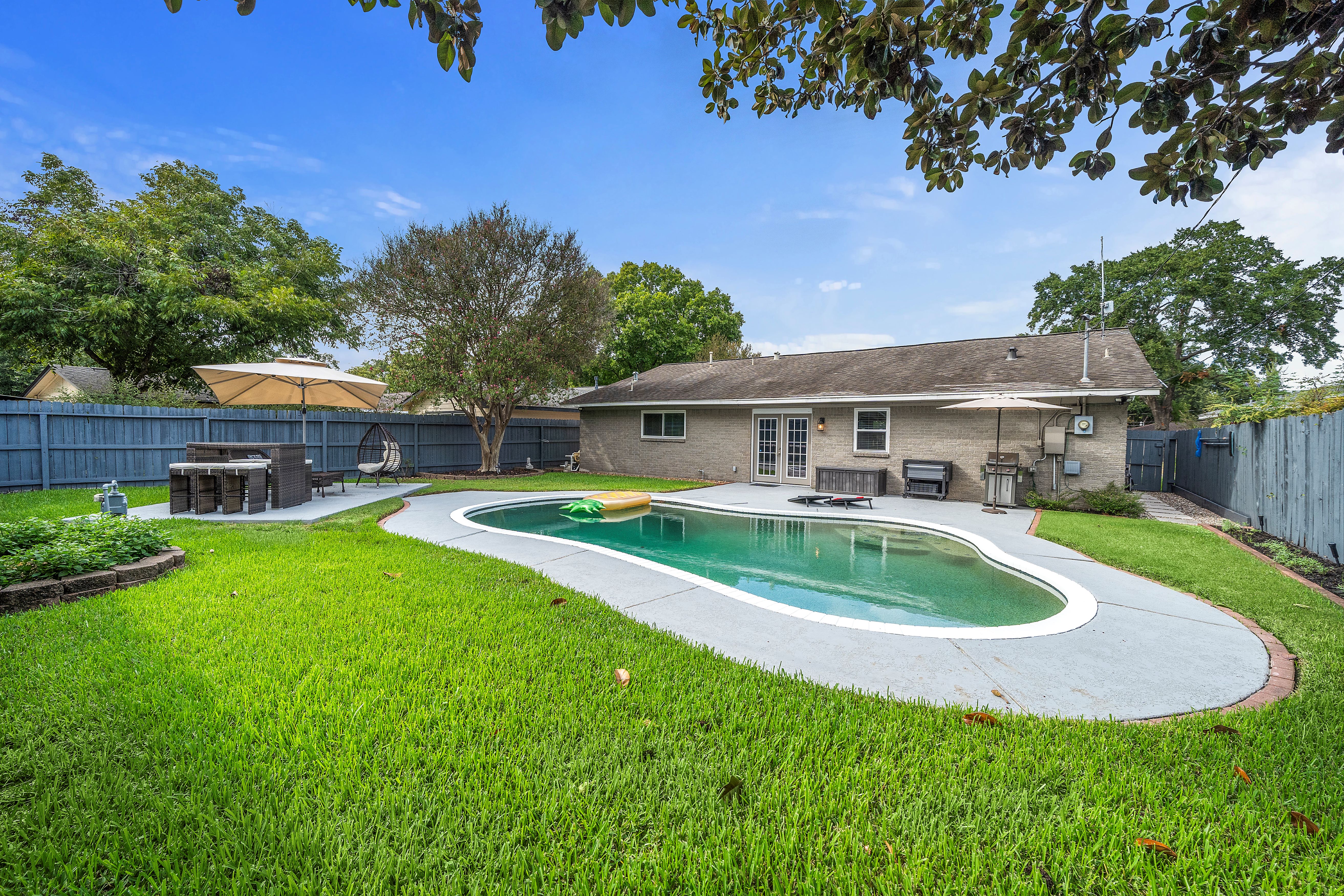 Pool Stay Near DT, Heights | WiFi Games | Yard BBQ