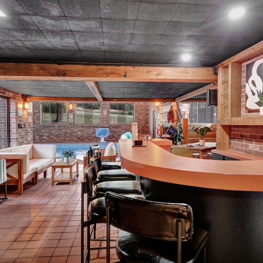 Full bar and lounge area – perfect for entertaining and evening gatherings.