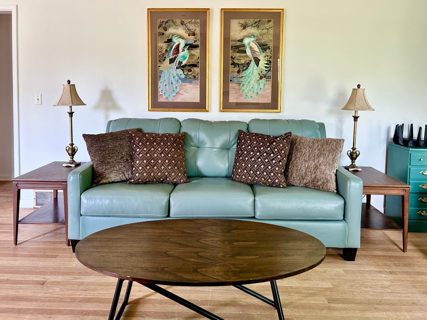Living room with queen pull-out sofa, 2nd floor