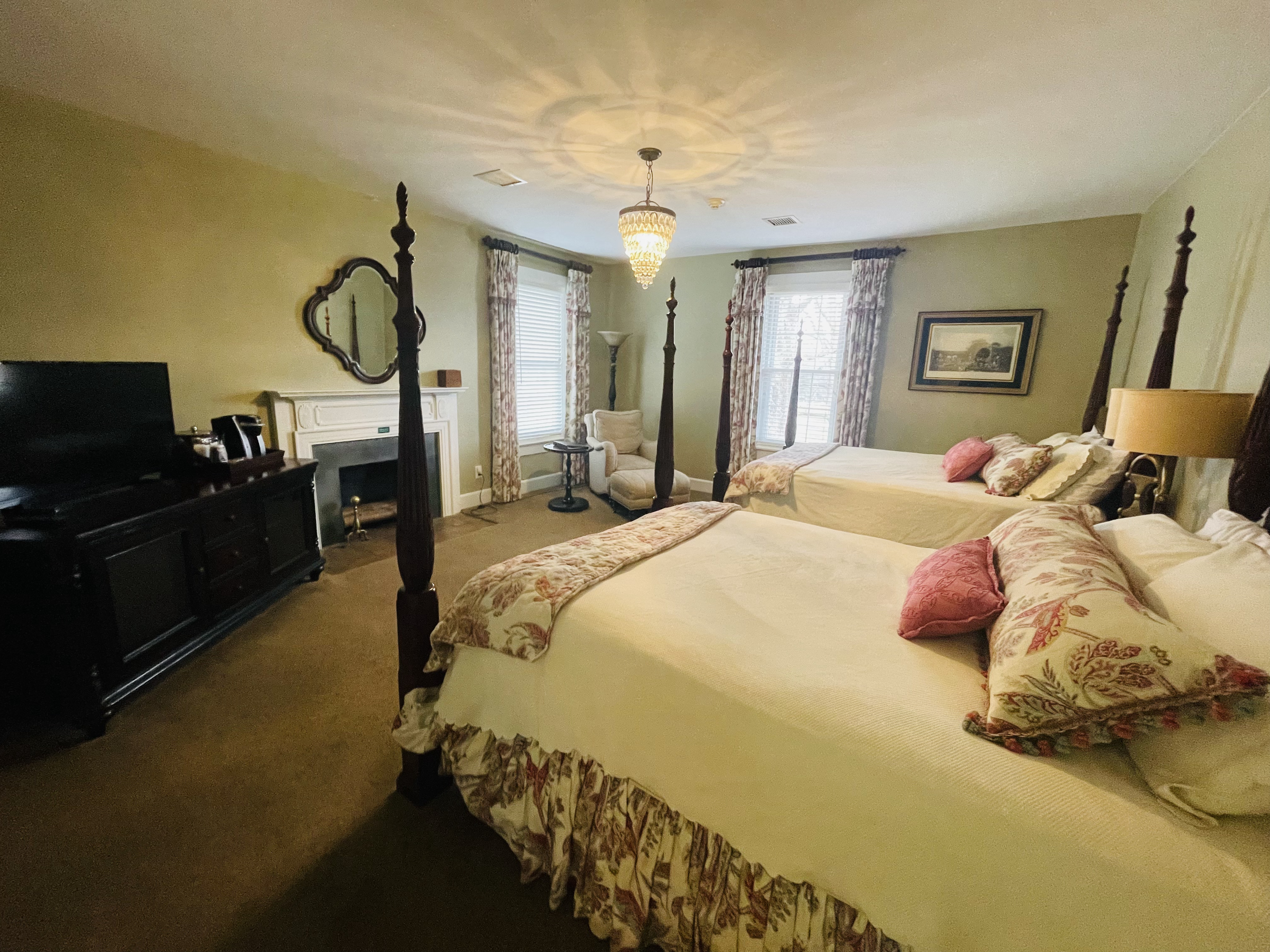Steeplechase Room 2queen - Non- Smoking- No Pet   — Clemmons, NC — vacation rental