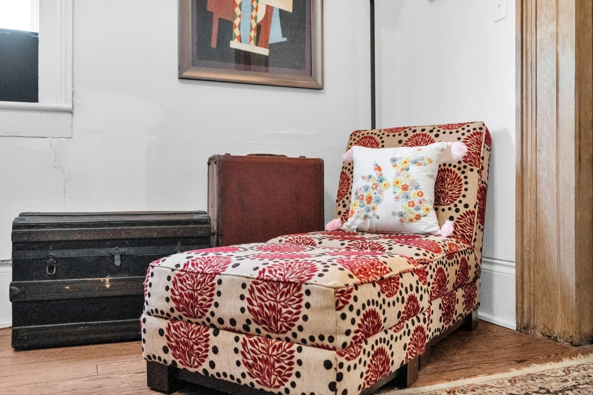 Charming accent chair with vintage pattern