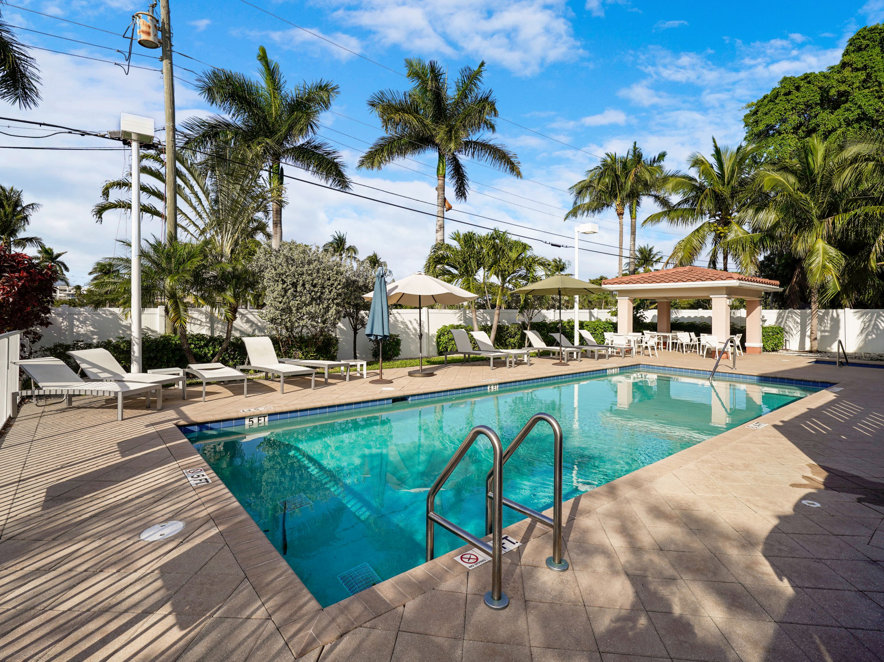 Elegant Townhouse With Heated Pool And Spa - Serene Coastal Oasis - Pompano Beach, FL