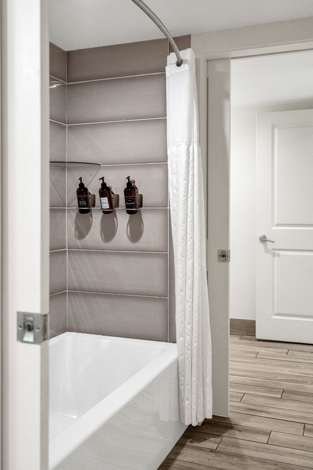 Full bathroom 2 (unit 2)