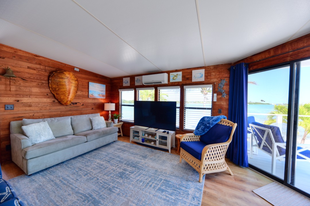 Windy Point Oceanfront in Geiger Key — Livingroom