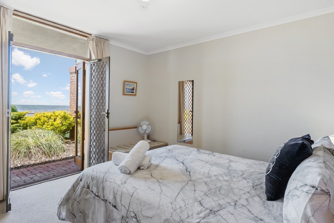 Includes two queen-size bedrooms and a single room – perfect for couples, small families, or intergenerational stays.