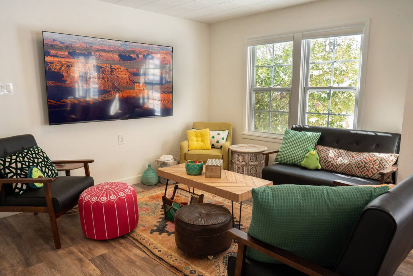 Colorful BIG Bear Home 5br 2ba-Epic Art! photo 4