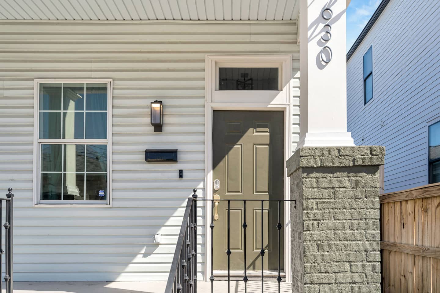 This inviting entrance sets the tone for a stylish and cozy stay in the heart of New Orleans. Secure keyless entry ensures a seamless check-in experience—your home away from home awaits!