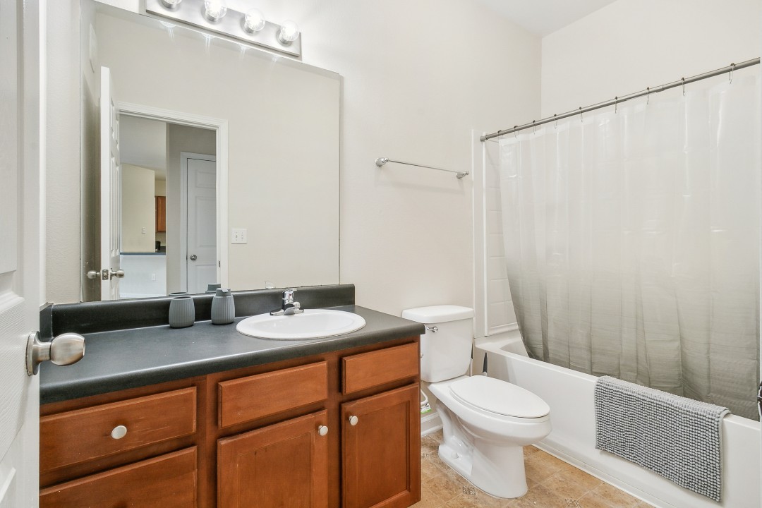 The Verandas, 2325 Calgary Crescent, · Unit 1/1