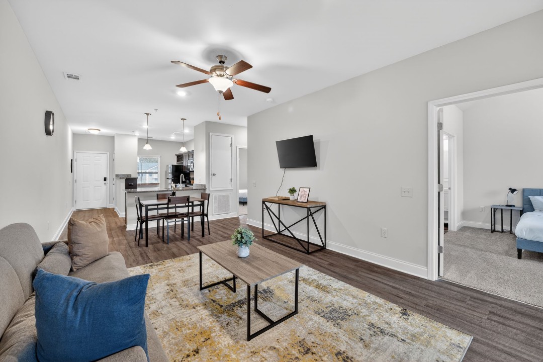 Hickory Grove · Unit 406 2/2