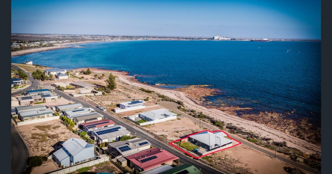 Invites guests to embrace a laid-back pace with sea breezes, kayak opportunities, fishing and crabbing directly from the rocks, and serene sunset views from the front verandah.