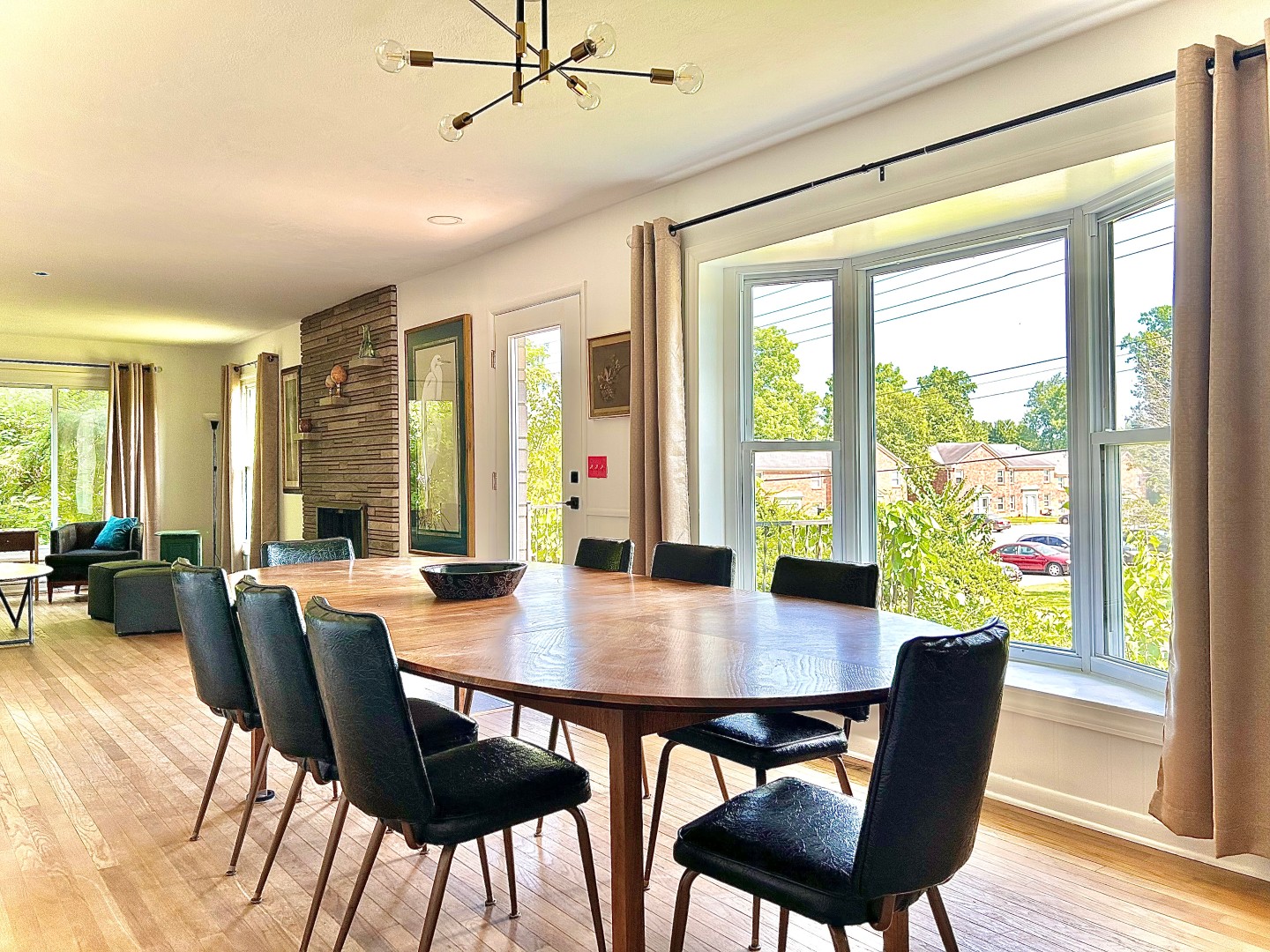 Dining room, seats 10–12, 2nd floor