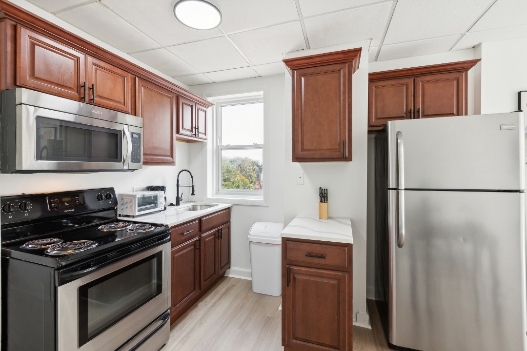 on East, 636- · Unit 111  1/1