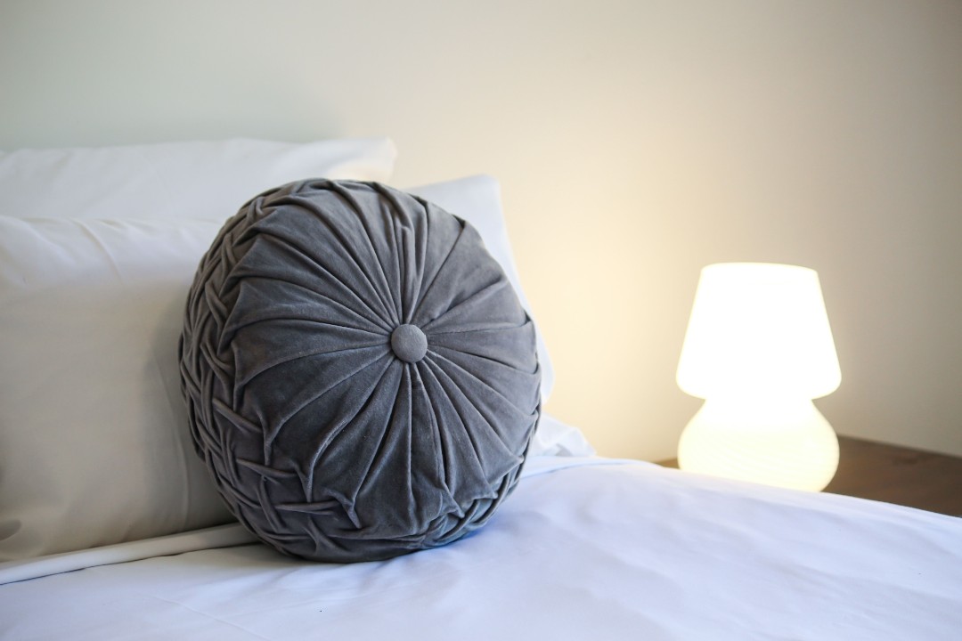 Versatile Bedding Configuration – Suitable for varied group structures with king, queen, double, single, and bunk options.