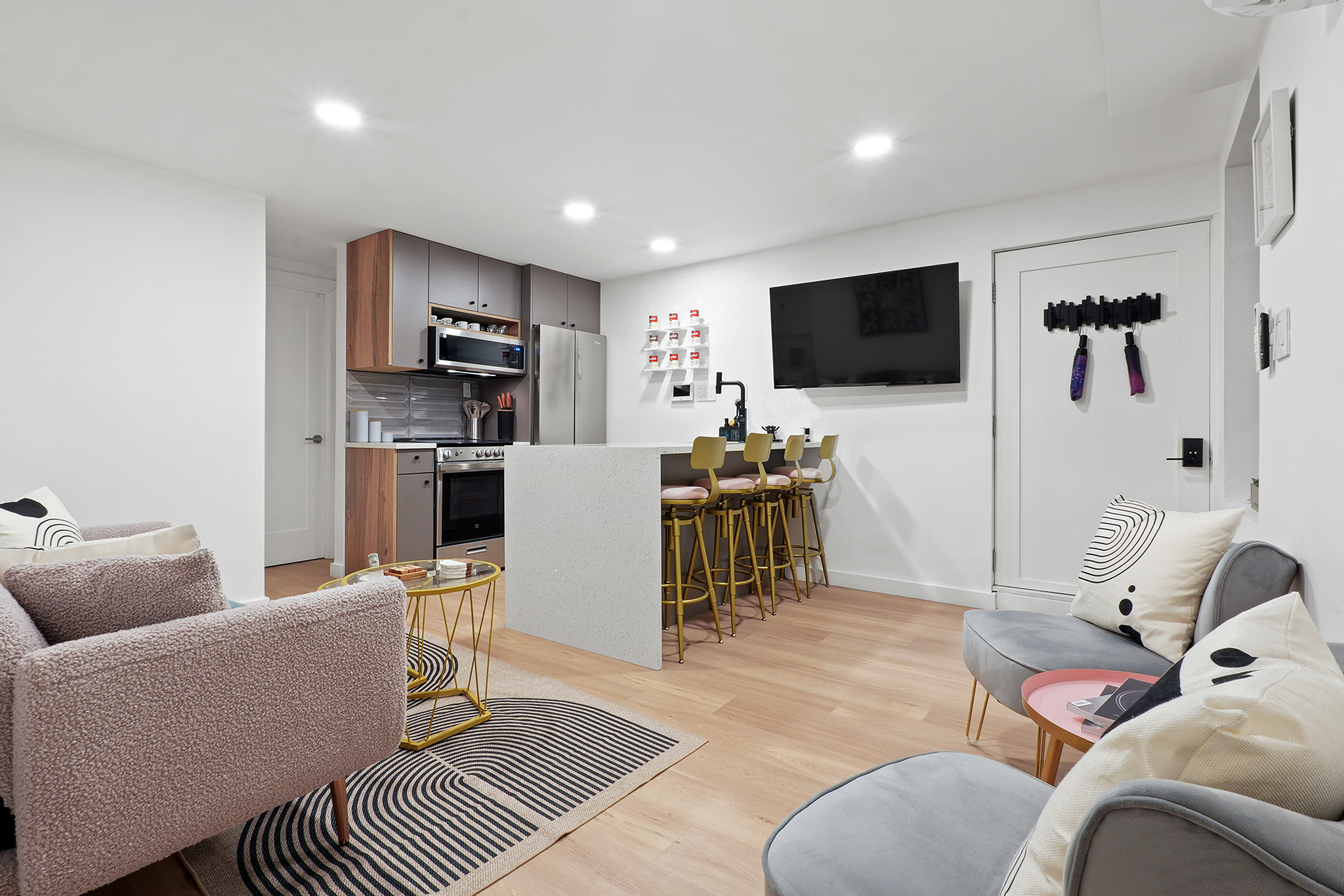 Stylish Garden Access And Modern Amenities - Cozy Urban Retreat - Brooklyn, NY