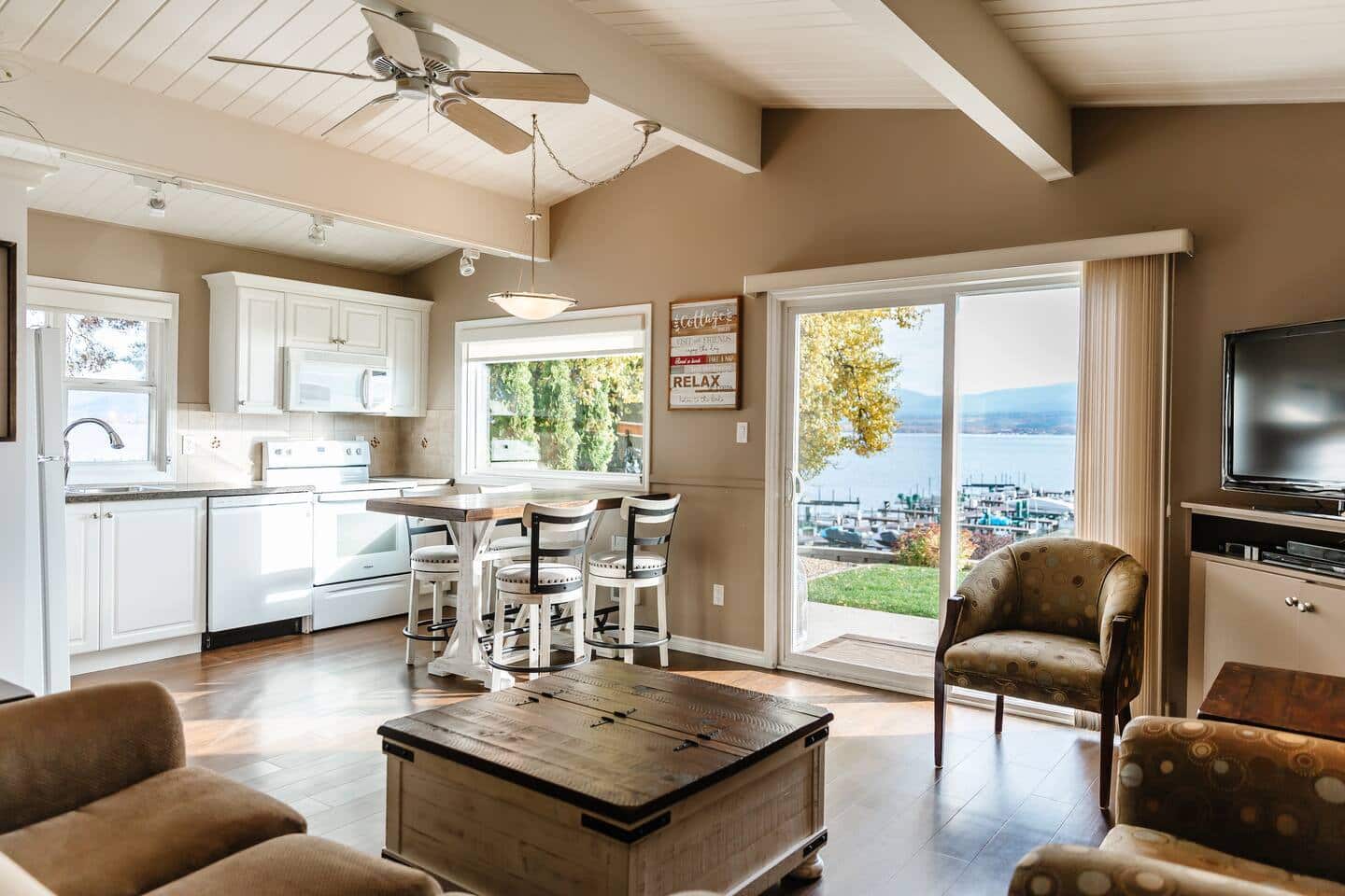 Lakefront & Dining with Scenic Views - CasaLoma — West Kelowna, BC — vacation rental