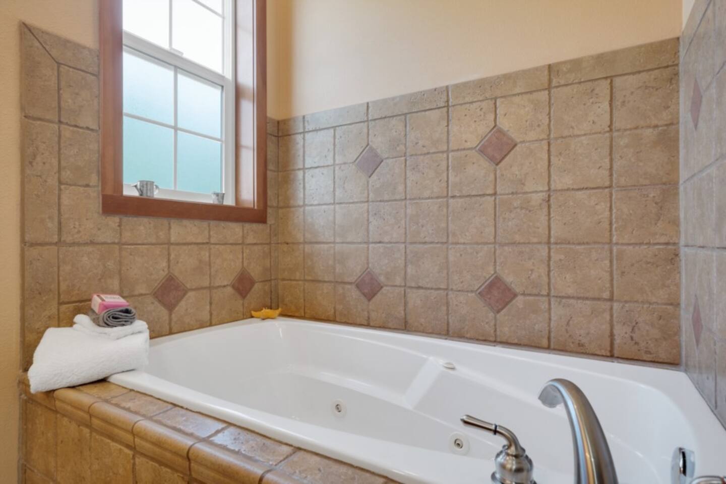 3BR Retreat | 8 Blocks to Beach | Jacuzzi Tub in Rockaway Beach, OR