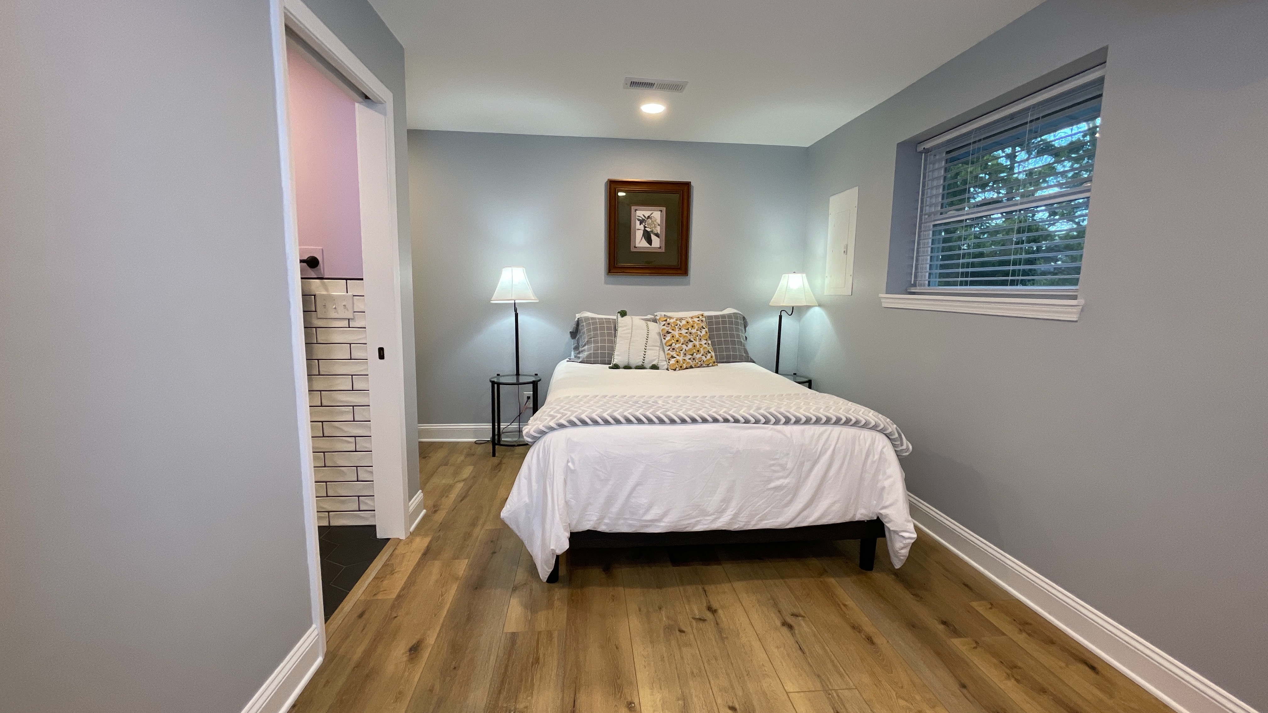 Cozy 2BR Retreat | Near Casino, Queen Beds, Parkin photo 3
