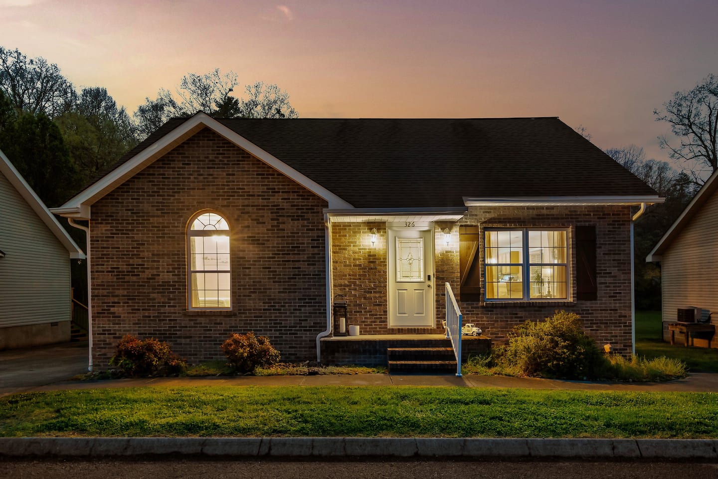 Charming Creekside Oasis With Hot Tub And Screened Porch - Inviting Retreat - Pigeon Forge, TN