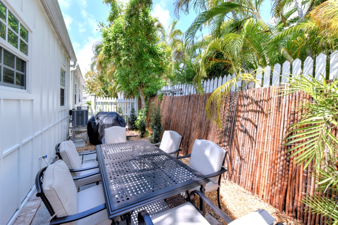 1/1 Cottage close to Duval st. — Outdoor Dining with Grill