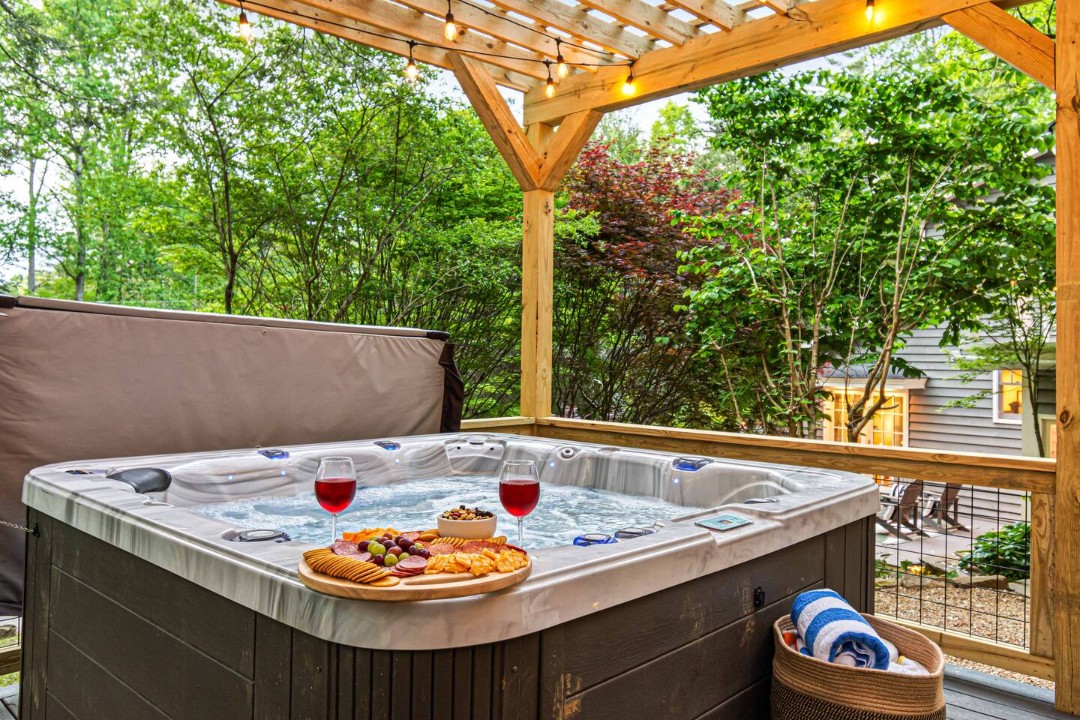 Wildernest Villa hot tub