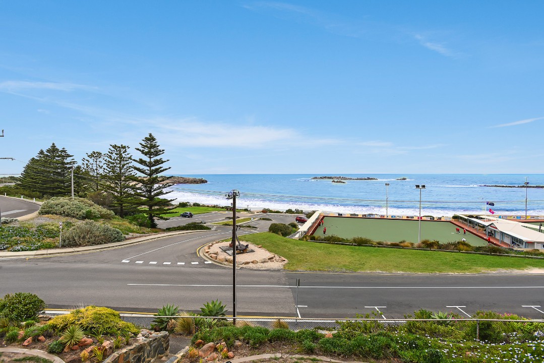 Walking distance to Horseshoe bay. Activities: Whale watching (June–September), heritage train rides, Granite Island, McLaren Vale wineries, bike trails