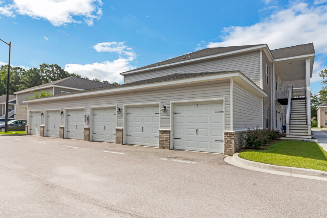 Hickory Grove · Unit 406 2/2