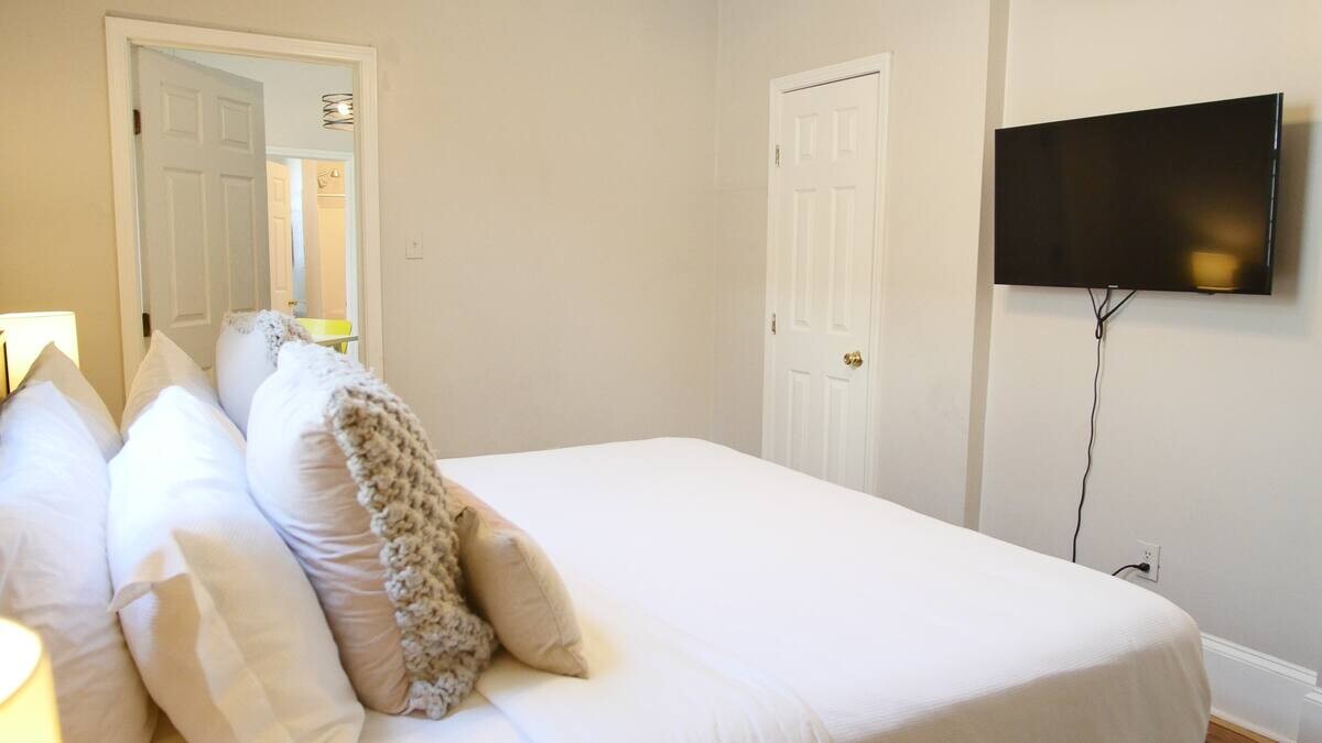 This bedroom offers a comfy bed, fresh linens, and a smart TV, perfect for relaxing in bed with your favourite shows after a day in the city.