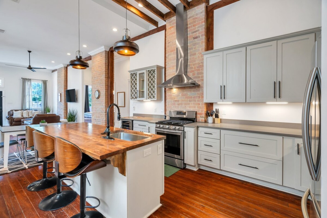Fully stocked chef's kitchen | Bar seating