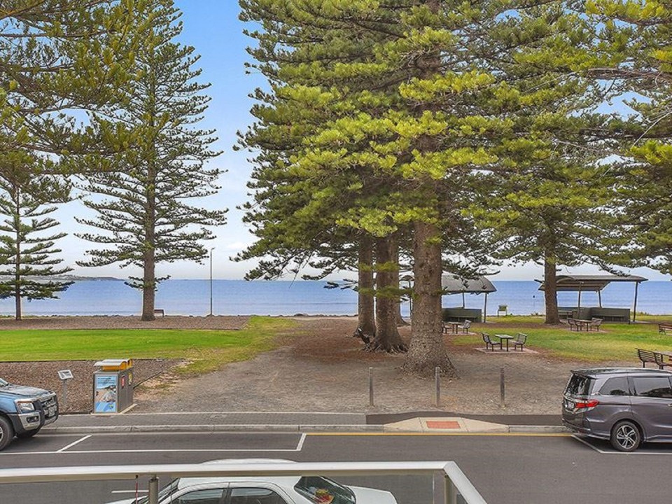 Walking distance to Granite Island, the horse-drawn tram, cafés, shops, galleries, and dining options.