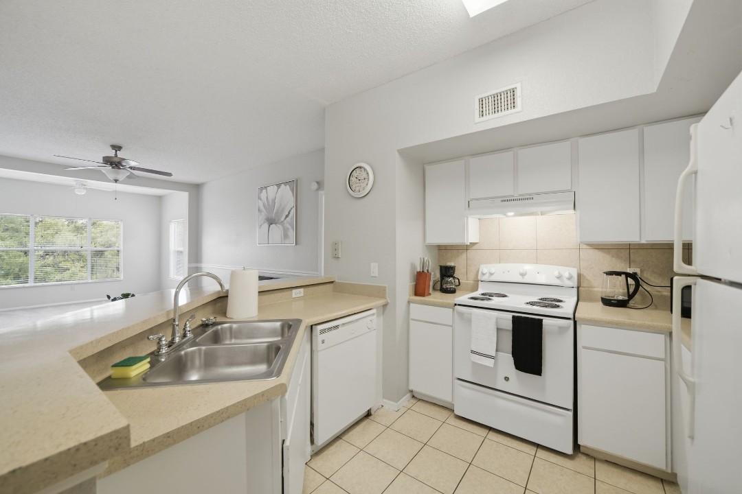 Avenue · Unit at Winter Springs 27-307 2/2
