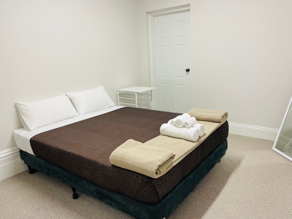 Sleeps up to 7 guests: 1 Queen bed + 5 Single beds, ideal for larger families or group bookings.