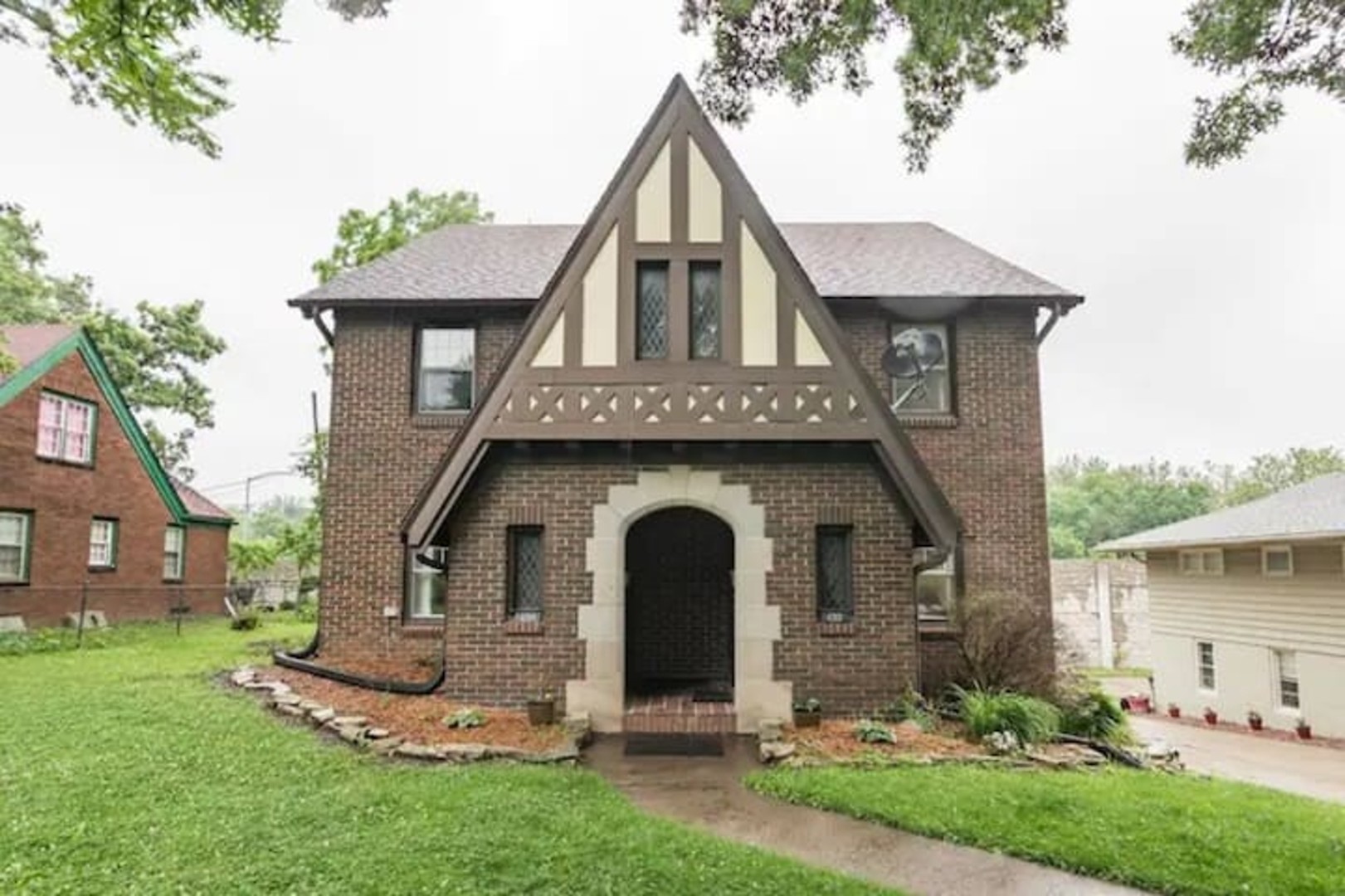 Entire Home/Duplex – Sleeps 18 Near Drake 