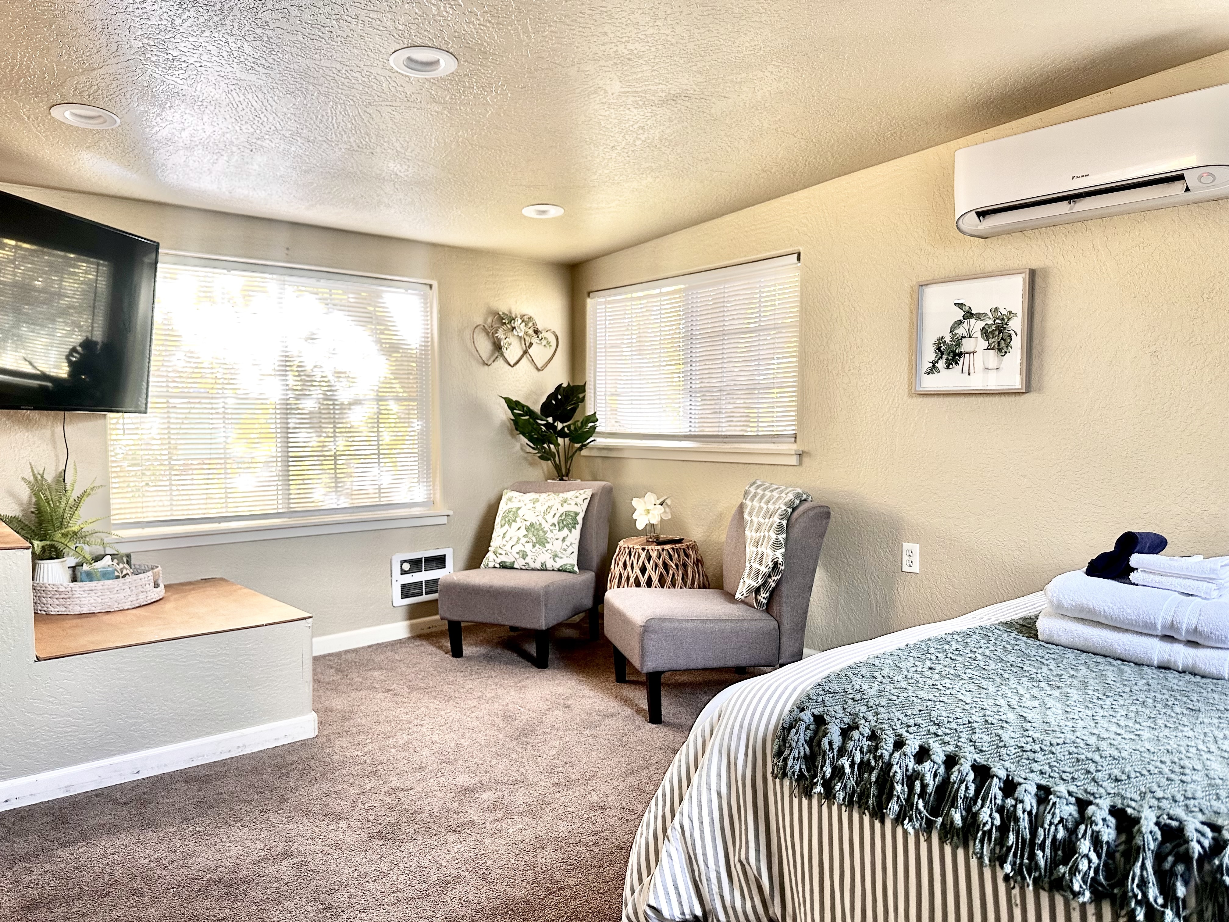 Charming Studio With Kitchenette And Smart Tv - Inviting Downtown Retreat - 梅德福