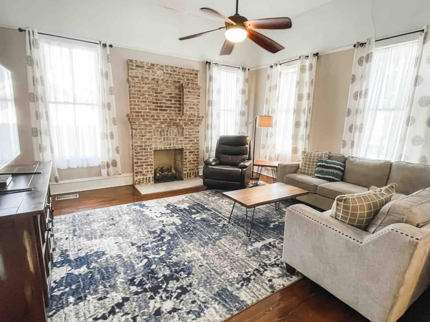 Spacious Historic Home With Full Kitchen - Charming Family Retreat - Montgomery, AL