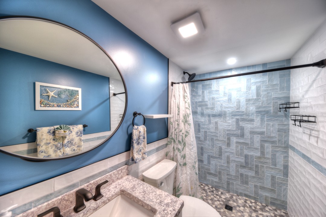 Casita Casa Marina — En suite bath for Master Suite with separate beds