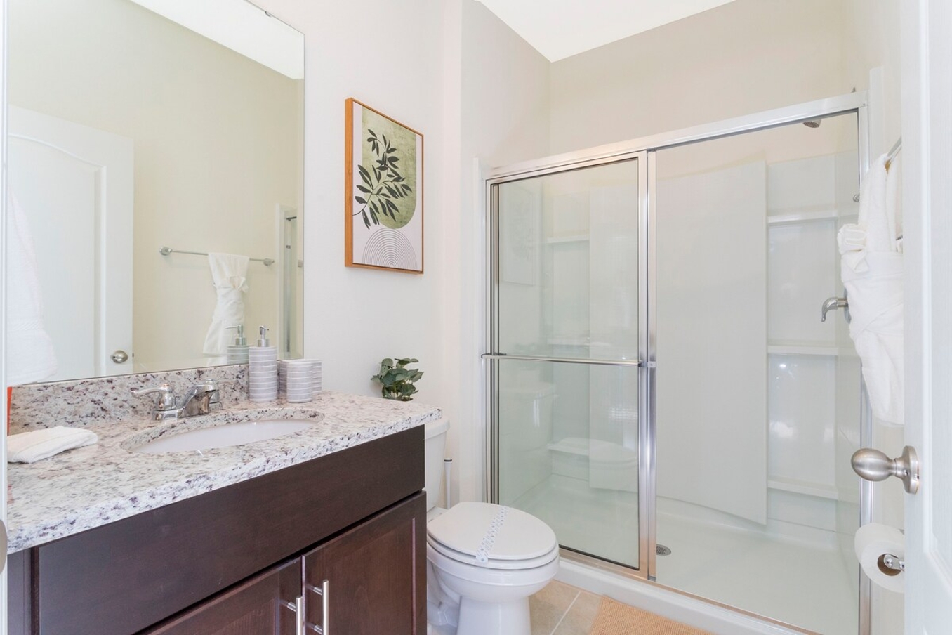 This principal, elegant and spacious bathroom comes with all the basics. Enjoy a relaxing shower, a refreshing retreat after a day of adventures.