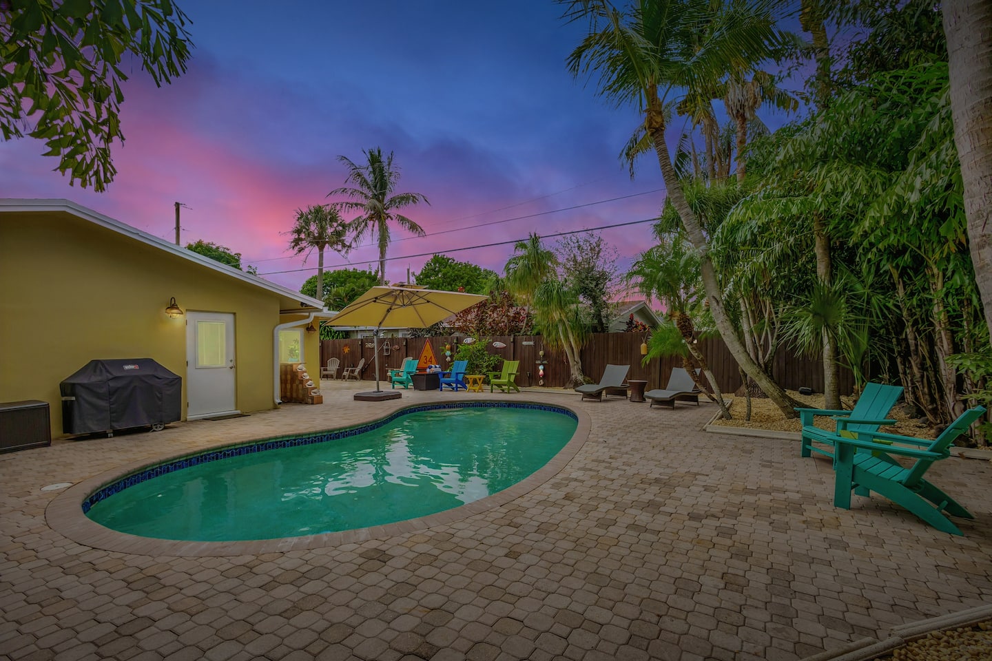 Outdoor Shower And Bbq Grill - Cozy Family Escape - West Palm Beach, FL