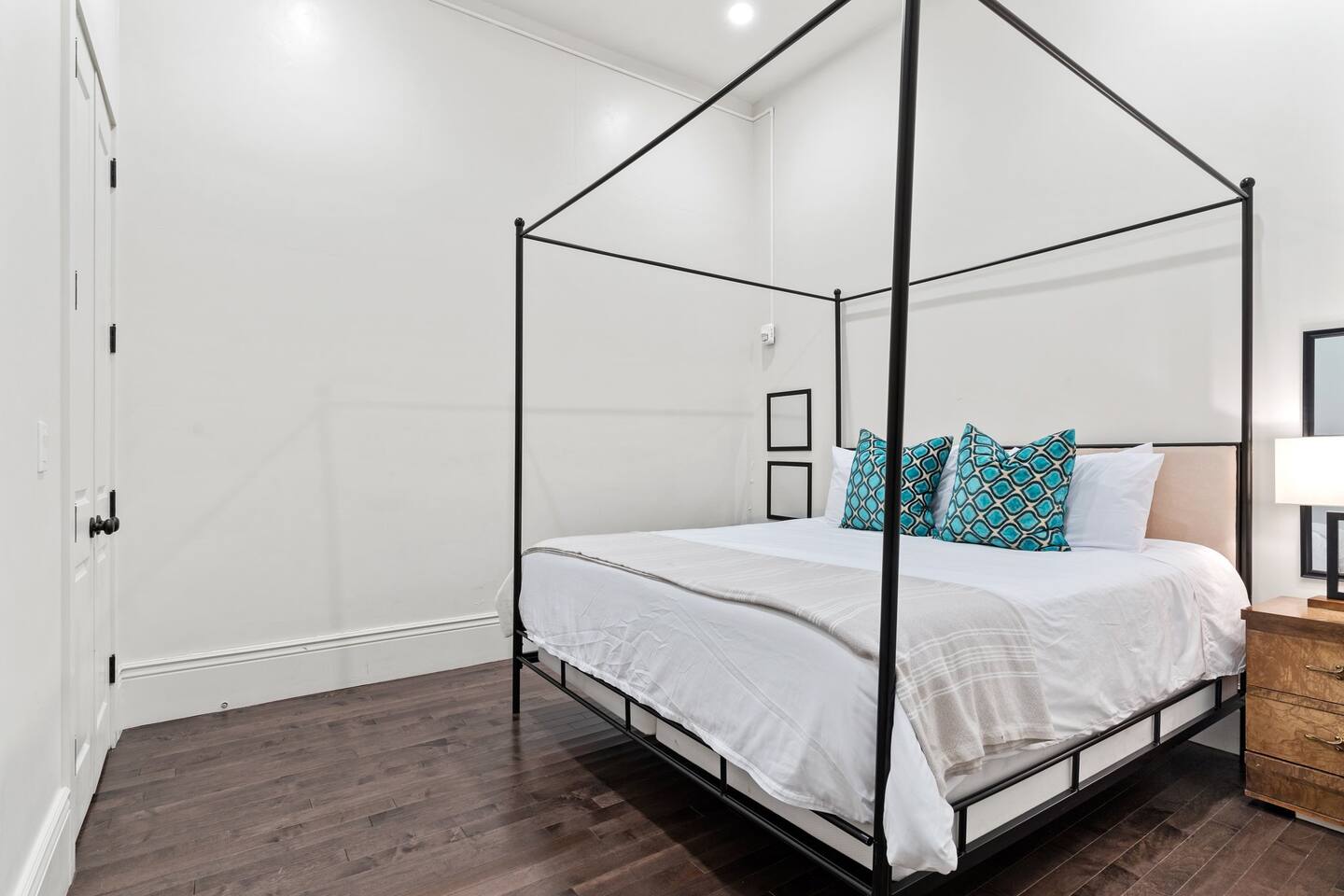 Spacious King high-ceiling bedroom 1