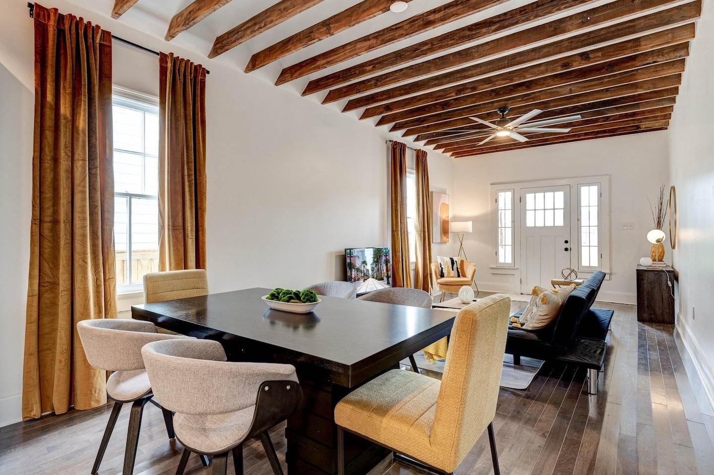 dining room table great for dinners with the family | Six seats