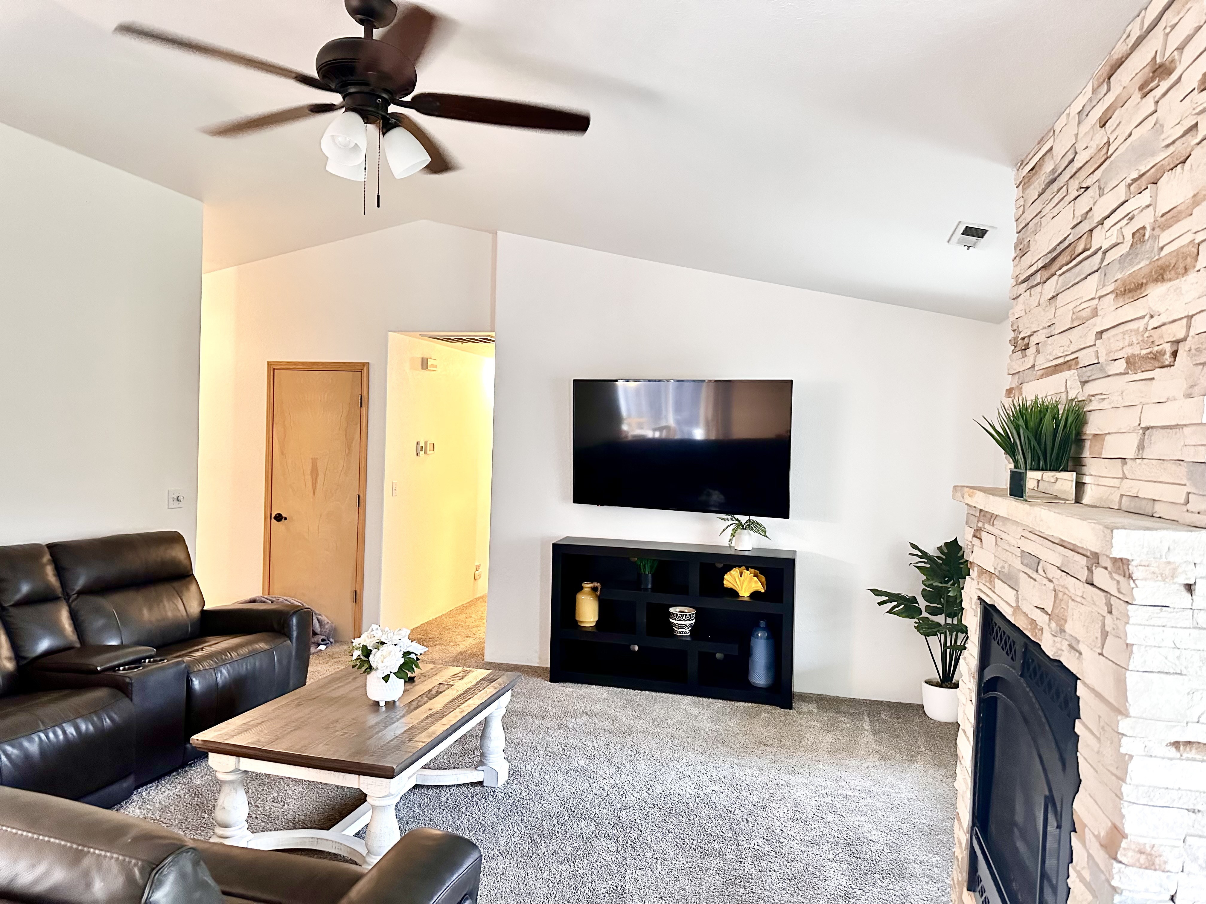 Hot Tub And Firepit - Bright Open Haven - Medford, OR
