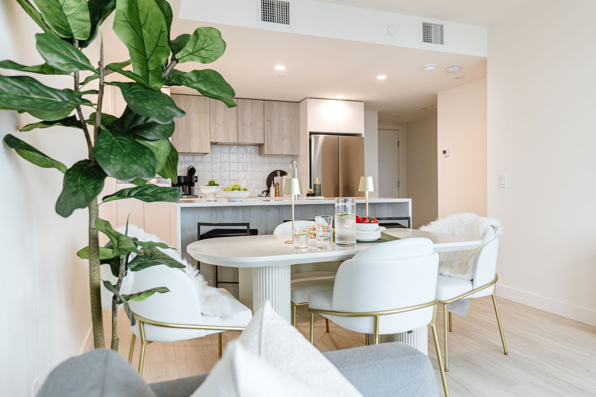 KEL -AQUA Lakefront Condo w/ Pool! — Kelowna, BC — vacation rental