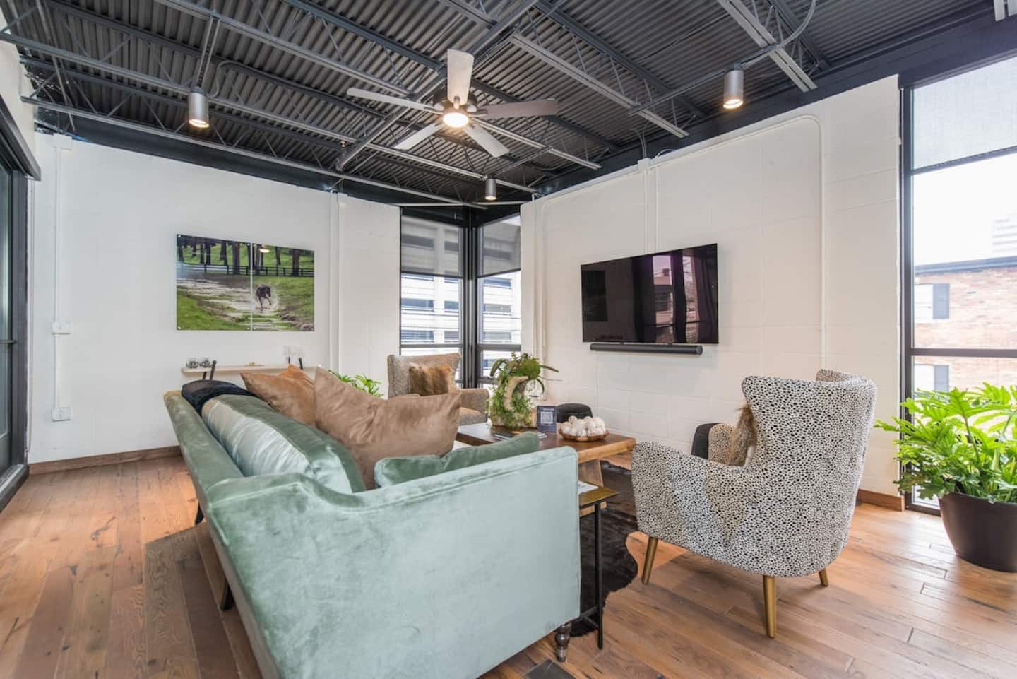 SEATTLE SLEW @ 3Forty /2BR / Walk to Rupp