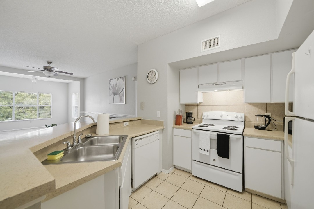 Avenue · Unit at Winter Springs 21-307 2/2