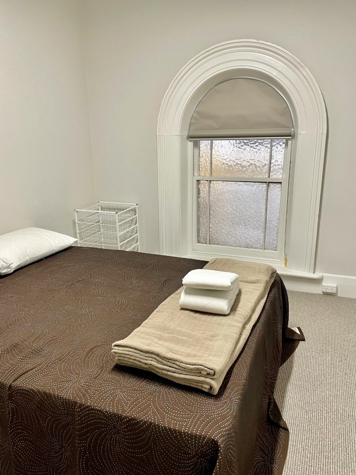 Private Bedroom Retreat
One spacious bedroom featuring a queen-sized bed, delivering comfort and privacy