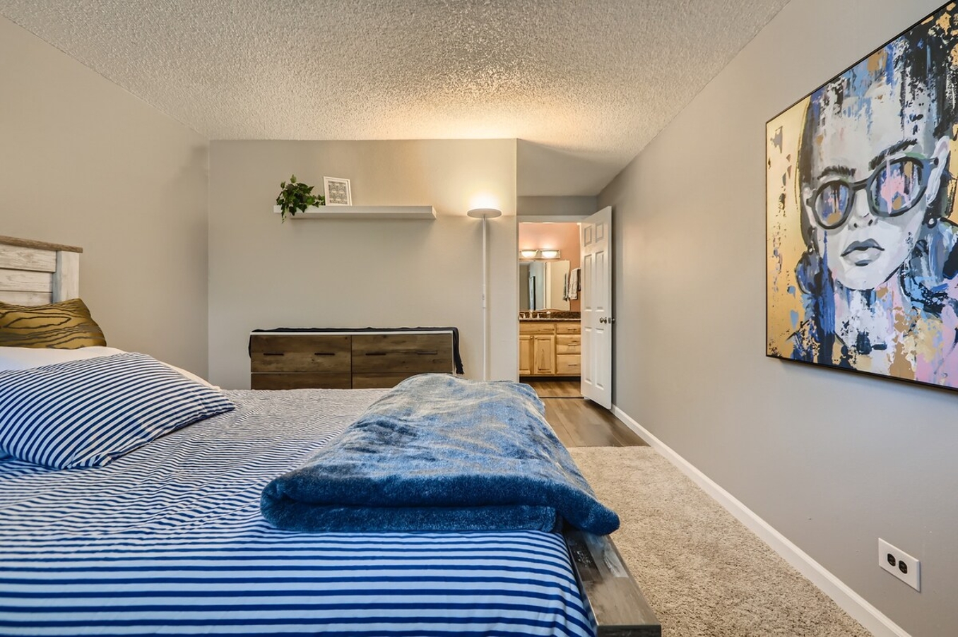 2375 S Linden Ct 1 bd Condo* Pets* Patio* photo 3