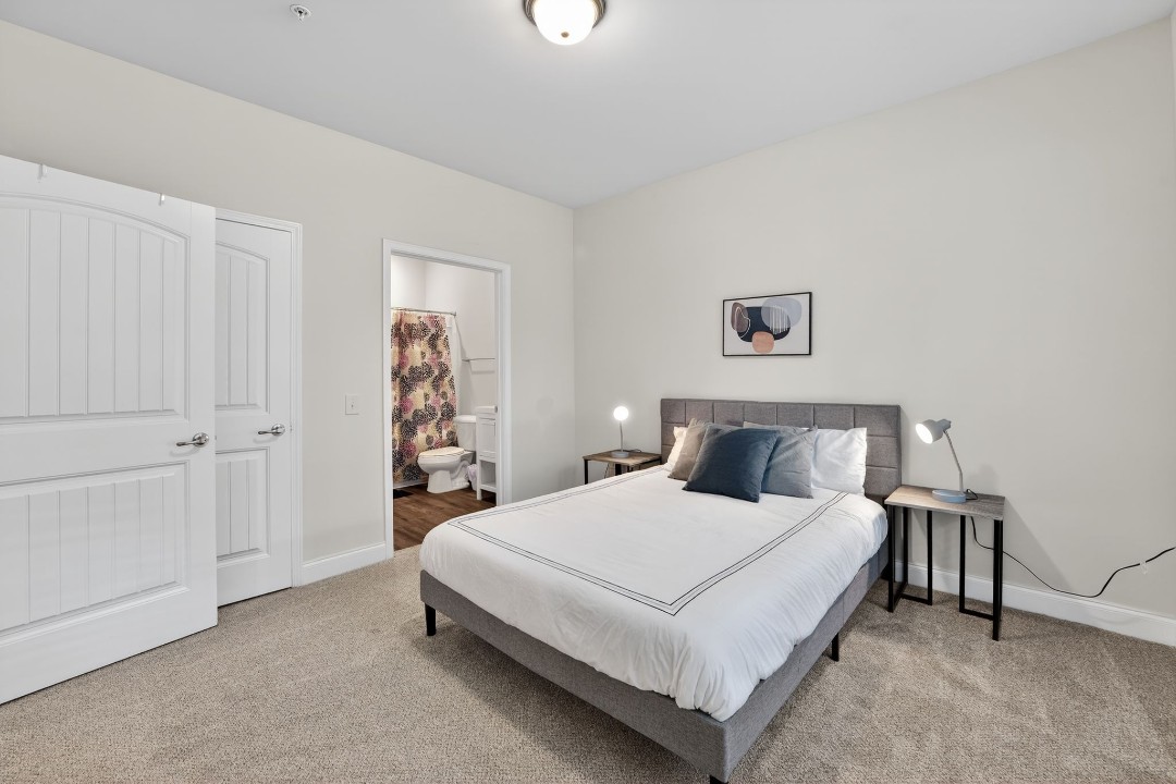Hickory Grove · Unit 705 2/2